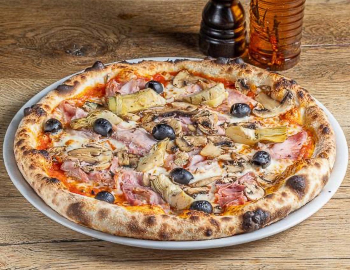 Pizza Capricciosa — restaurant Pulcinella Sierre